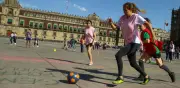 CDMX busca récord Guinness con clase masiva de fútbol en el Zócalo
