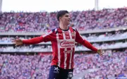 Chivas golea 3-0 a Santos con doblete de la 'Hormiga' González en casa
