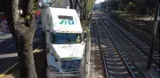 Choque de tráiler suspende servicio del Tren Ligero en CDMX, afecta a miles