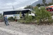 Choque entre camión y tren deja dos heridos graves en incidente vial