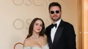 Chris Evans y Alba Baptista debutan como esposos en la alfombra roja de los Oscar 2026