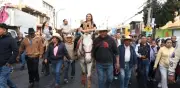 Clara Brugada recorre a caballo San Gregorio Atlapulco para entregar obras de rehabilitación