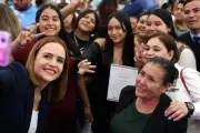 Clara Luz Flores entrega constancias de graduación a beneficiarios del programa 'Jóvenes Construyendo el Futuro' en Tamaulipas