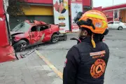 Conductor estrella su vehículo a alta velocidad contra anuncio espectacular en carretera