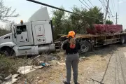 Conductor evita choque y derriba poste en Apodaca, Nuevo León