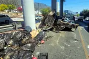 Conductor pierde control, choca y tira carga en avenida Garza Sada en Monterrey
