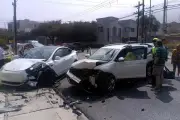 Conductor se duerme al volante y choca de frente contra un Tesla en carretera