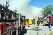 Controlan incendio en depósito de tarimas en Monterrey tras intensa labor de bomberos