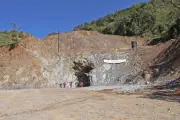 Derrumbe en mina de oro de Sinaloa mantiene atrapados a cuatro mineros tras dos días