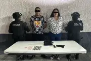 Detienen a pareja con 52 dosis de droga y arma en posesión ilegal