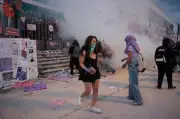 Disturbios en Puebla: Policías lanzan gas contra feministas en protesta del 8M