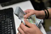 Dólar cierra en 17.72 pesos y petróleo mexicano sube 8.51% en jornada volátil