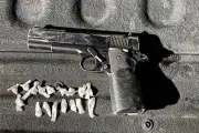 Dos Adolescentes Detenidos en Posesión de Arma de Fuego y Sustancias Prohibidas