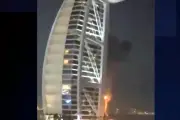 Dron Interceptado Provoca Incendio en el Emblemático Burj Al Arab de Dubái