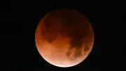 Eclipse Lunar Tiñe el Cielo de Rojo: Impresionantes Imágenes desde México y el Mundo