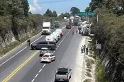 Ejidatarios bloquean autopista en Perote exigiendo la localización de sus compañeros desaparecidos