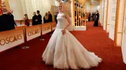 El blanco dominó la alfombra roja de los Oscar 2026 con un mensaje de paz y elegancia