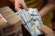 El dólar cierra en 17.57 pesos tras volatilidad en los mercados financieros