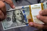 El dólar interrumpe su racha alcista y retrocede a 17.68 pesos en México