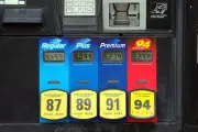 El Impacto Doble de los Precios de la Gasolina en los Trabajadores que Usan su Auto