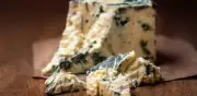 El queso azul: descubre el arte y ciencia detrás de sus vetas y sabor intenso