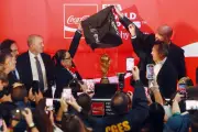 El Trofeo de la Copa del Mundo se Exhibe en Guadalajara, Atrayendo Multitudes