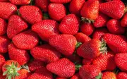 El Truco Culinario: Endulza Fresas con Pimienta Rosa y Evita el Azúcar Refinado