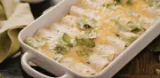 Enchiladas Suizas en 30 Minutos: Receta Fácil con Salsa Cremosa