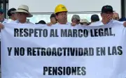 Ex trabajadores de CFE protestan contra tope a pensiones doradas en sureste