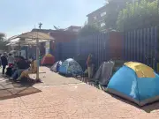 Familiares esperan en condiciones indignas afuera de hospitales de CDMX