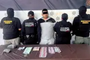 Guardia de Farmacia Somete a Ladrón Armado en Intento de Robo Fracasado