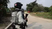 Guardia Nacional y Ejército aseguran 117 paquetes de cocaína ocultos en bidones de cloro en Michoacán