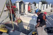 Hombre cae a tumba en Panteón de García, Nuevo León, en extraño accidente