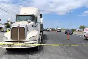 Hombre es arrollado mortalmente por tráiler en reversa en Nuevo León