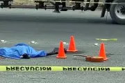 Hombre muere atropellado por tráiler mientras esperaba el camión en carretera