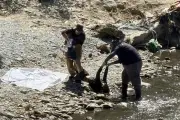 Hombre se lanza de puente al río Pesquería en Nuevo León; rescate en curso