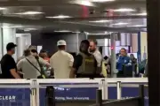 ICE Despliega Agentes en Aeropuertos de EE.UU. para Detener Migrantes