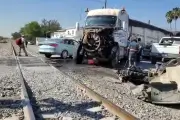 Impacto frontal de tren contra tráiler en Escobedo deja graves daños materiales