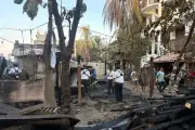 Incendio arrasa con decenas de locales comerciales en Puerto Escondido, Oaxaca