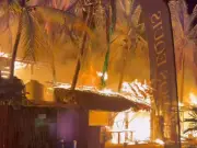 Incendio arrasa con decenas de negocios en la zona turística de Punta Zicatela, Oaxaca