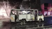 Incendio consume microbús cerca del Metro Nezahualcóyotl en el Estado de México