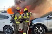 Incendio consume terreno de aseguradora y destruye 30 vehículos en Nuevo León