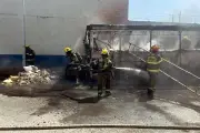 Incendio de camión abandonado en Monterrey genera alerta por consumo de combustible