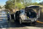 Incendio en San Pedro por falla mecánica en motor de vehículo