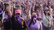 Indignación en el 8M 2026: Agresiones y polémicas en marchas por Día de la Mujer