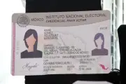 INE aprueba credencial con identidad binaria para personas no binarias
