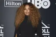 Janet Jackson molesta por biopic de Michael Jackson sin su aprobación
