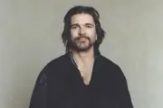 Juanes se vuelve expresionista en su nuevo álbum, explorando nuevas texturas sonoras