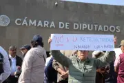 Jubilados de Pemex y CFE queman papelería en San Lázaro en protesta contra reforma de pensiones