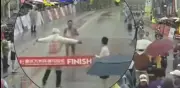 Juez bloquea al ganador en meta de maratón y recibe suspensión de un año